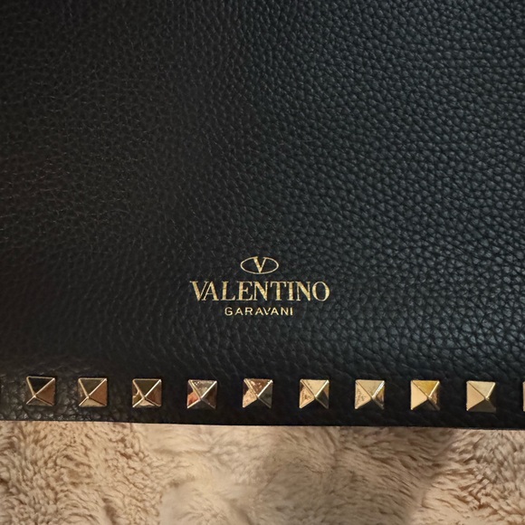 Valentino black leather shoulder bag with rock studs and adjustable strap - Picture 5 of 8